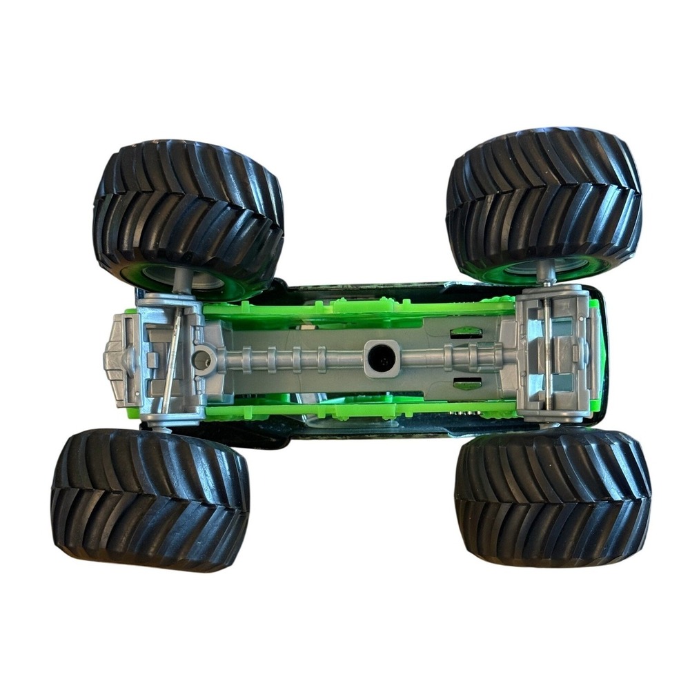 Monster Jam Grave Digger Hot Wheels Truck 1:24 Scale Die Cast Metal Top - Picture 6 of 10